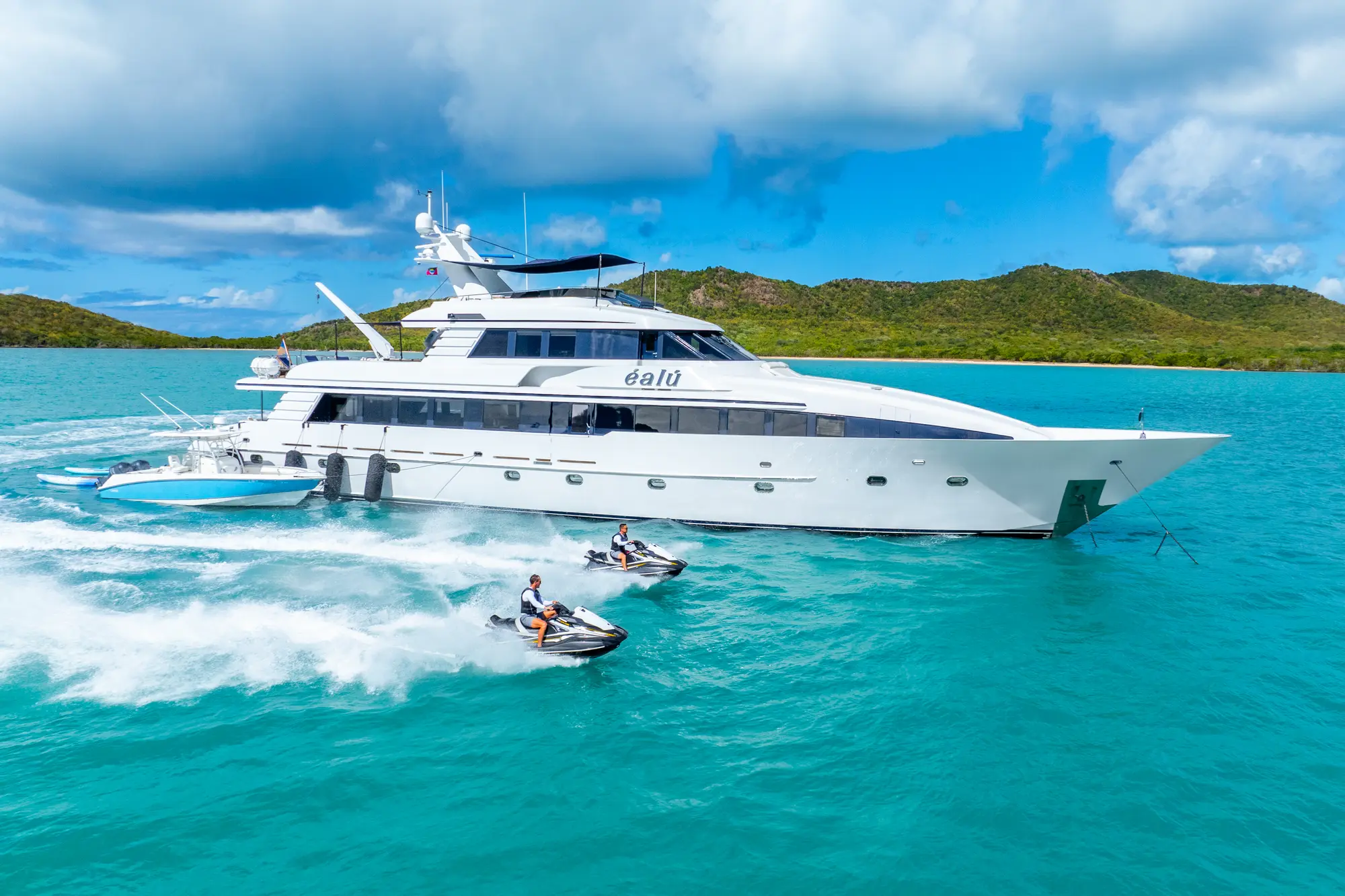 The Psychology of Yacht Buyers: How Photos Influence Premium Pricing