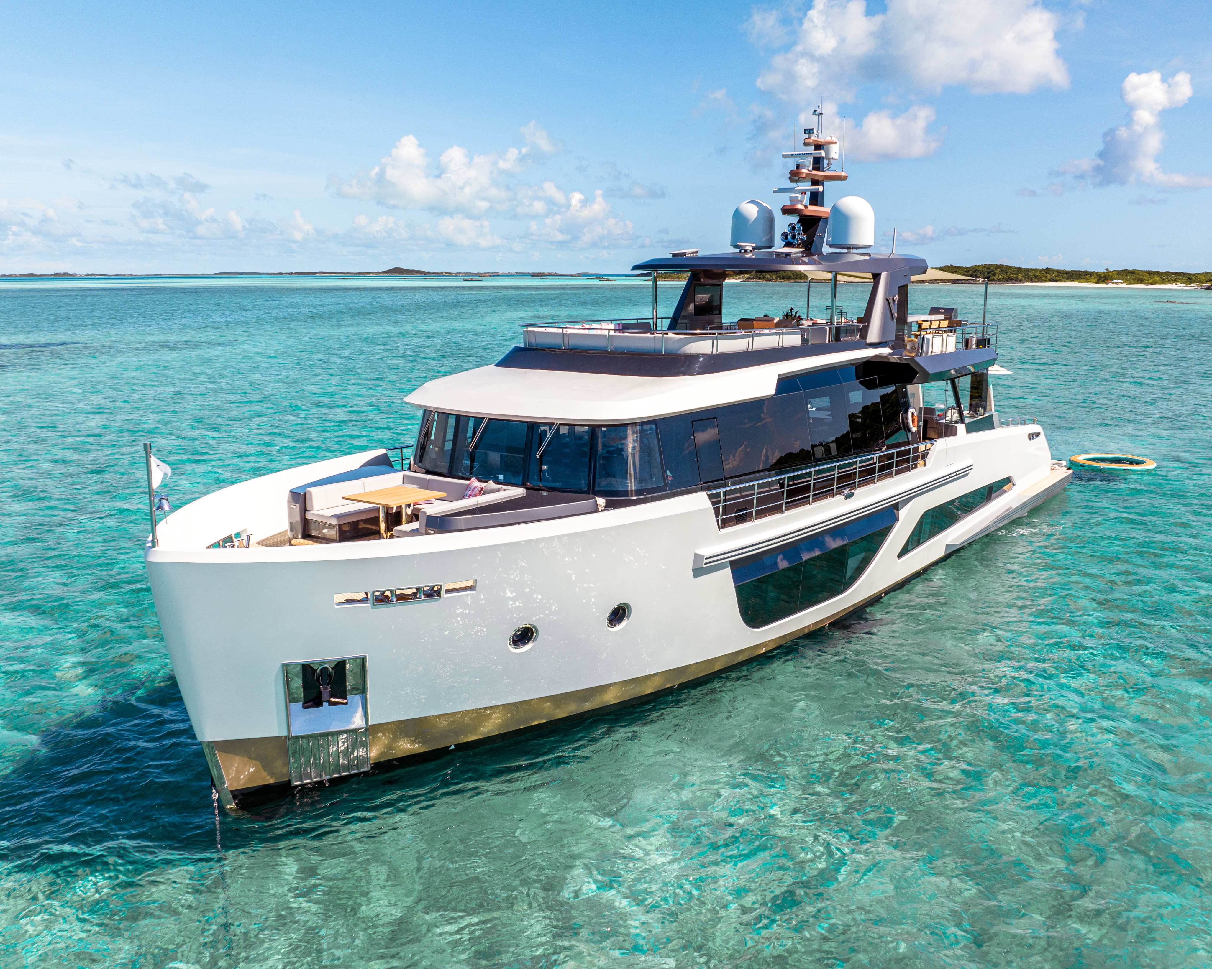 How to Use Social Media to Sell Yachts: Complete Guide for Marine Professionals