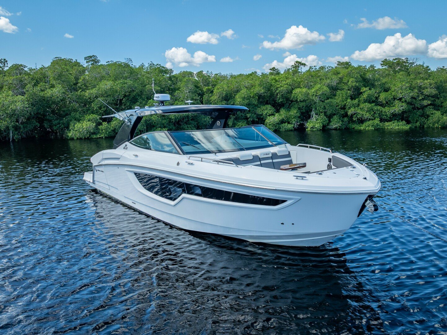 Cruisers Yachts GLS OB